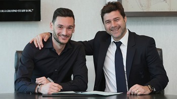 Hugo Lloris and Spurs manager Mauricio Pochettino in a familiar contract signing pose!
