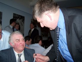 Not the best shot of your webmaster, but here I am face to face with another Spurs Legend - Bobby Smith!